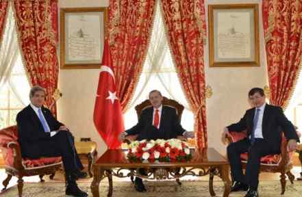 Secretarul de stat al SUA, John Kerry (stanga), premierul turc Recep Erdogan (centru) si ministrul turc de Externe, Ahmet Davutoglu (dreapta)