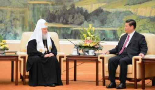 Patriarhul rus Kiril (stanga), impreuna cu presedintele chinez Xi Jinping