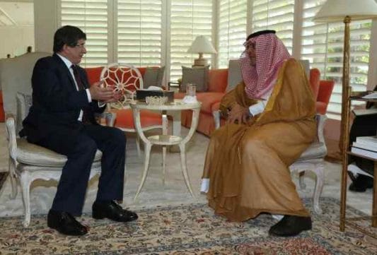 Ministrul saudit al Afacerilor Externe, Saud al-Faisal, si omologul sau turc, Ahmet Davutoglu (stanga)