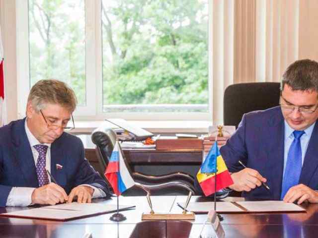 Primarul din Nijni Novgorod, Ivan Karnilin, semnează împreună cu Renato Usatîi actul de înfrățire