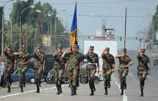 Chisinau: 1200 de militari s-au antrenat pentru parada militara din august