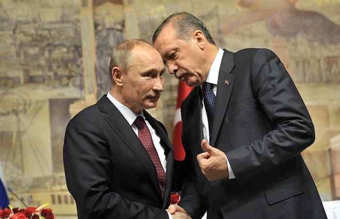Presedintele turc Recep Tayyip Erdogan forteaza mana lui Vladimir Putin